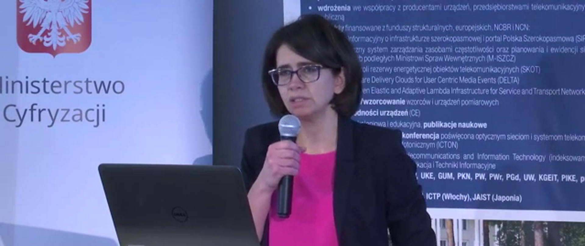 Minister Cyfryzacji, Anna Streżyńska przemawia podczas konferencji Medyczne, biologiczne, techniczne i prawne aspekty wpływu PEM na środowisko