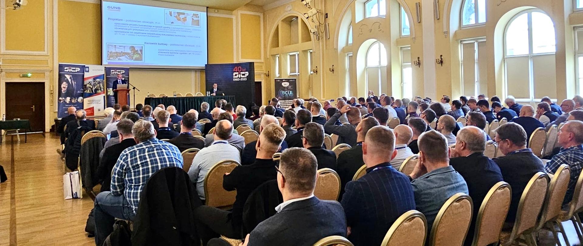 Krzysztof Myszkowski, zastępca dyrektora Departamentu Wyrobów Budowlanych w GUNB podczas wystąpienia na sali konferencyjnej