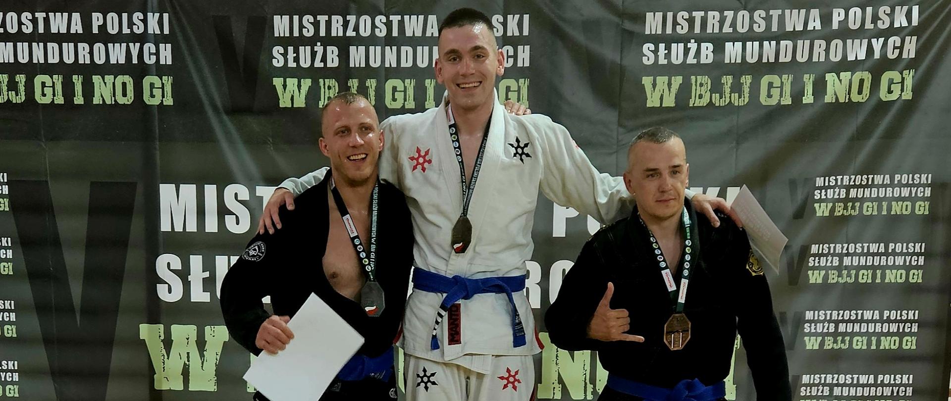 Zwycięzcy turnieju stoją wspólnie na podium z medalami i dyplomami