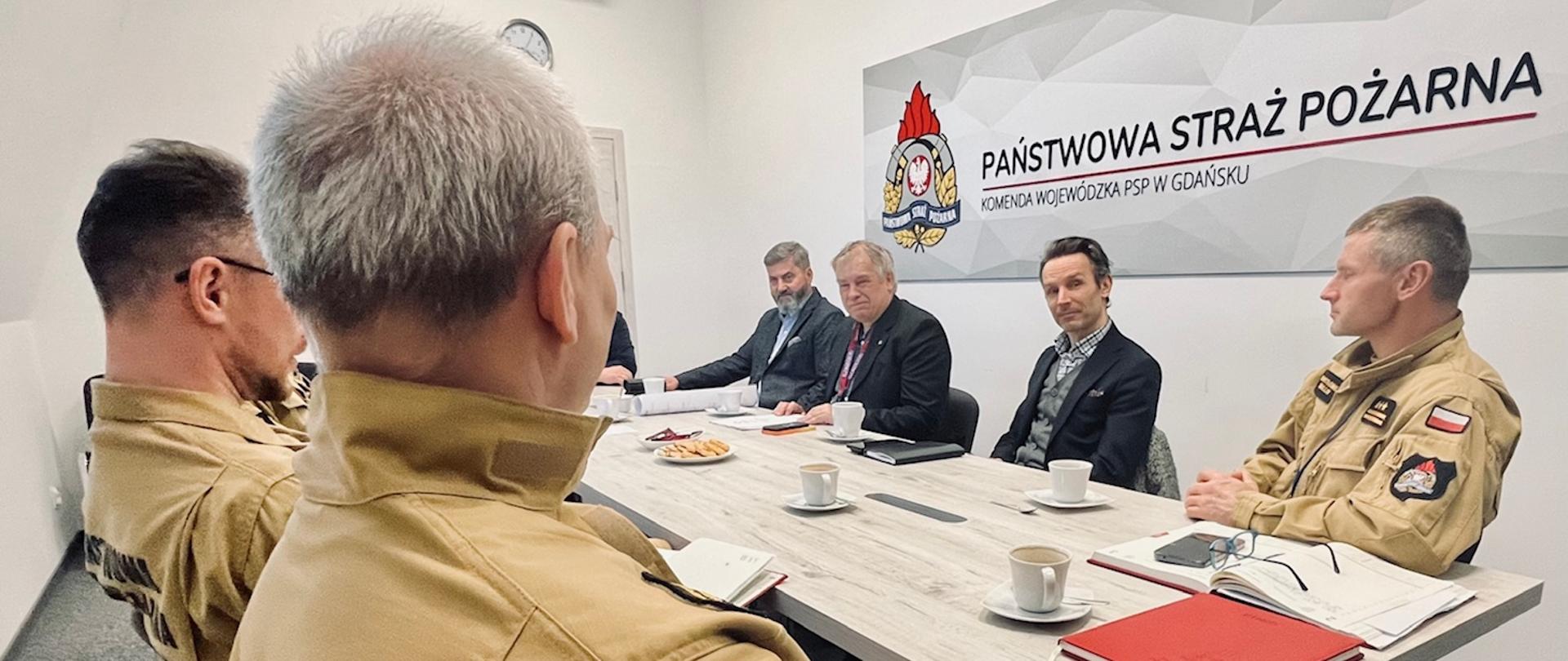 Spotkanie zastępców Pomorskiego Komendanta Wojewódzkiego PSP z przedstawicielami PKN ORLEN dotyczące kwestii bezpieczeństwa i ochrony przeciwpożarowej obiektu na Martwej Wiśle