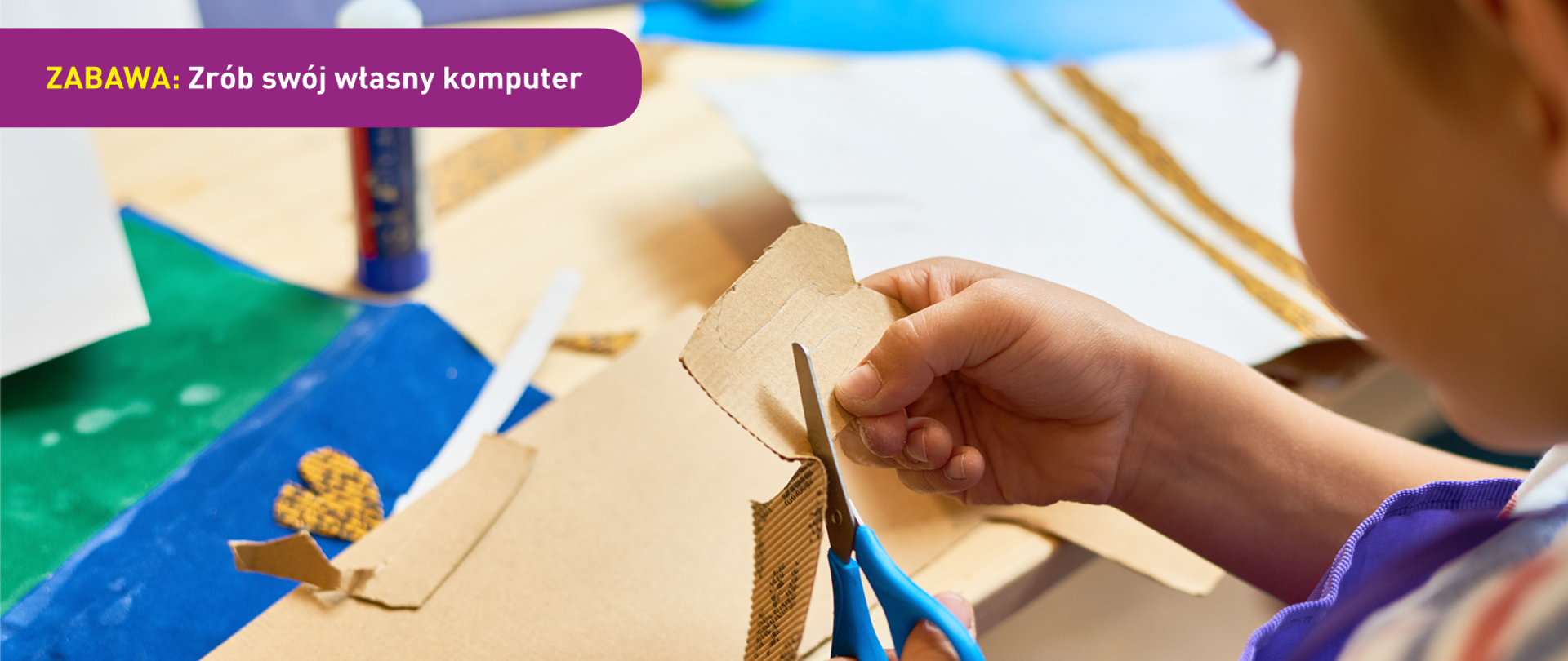 Na zdjęciu widać dziecko wycinające za pomocą nożyczek kształty z tektury. U dołu znajduje się pasek logotypów: Europejskie Fundusze Polska Cyfrowa, Ministerstwo Cyfryzacji, NASK i Unia Europejska Europejski Fundusz Rozwoju Regionalnego.