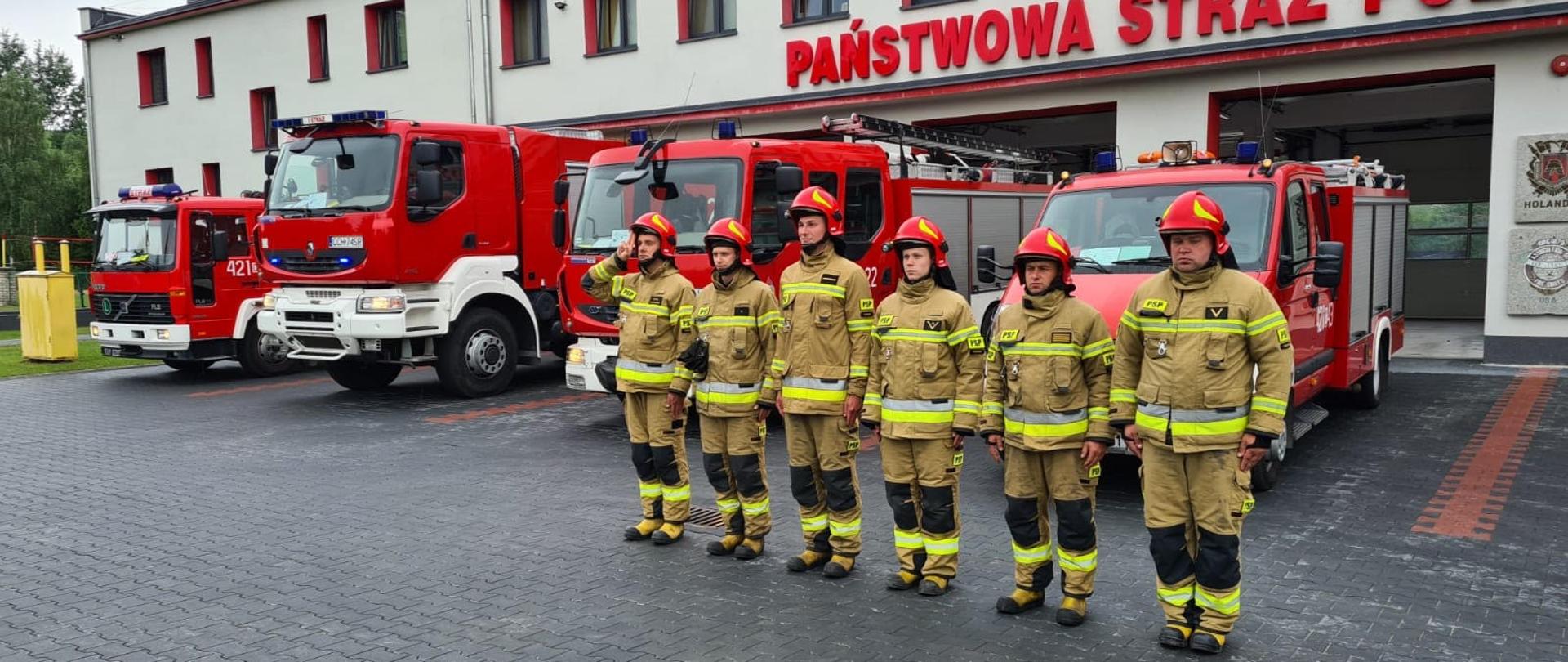 na zdjęciu widać zmianę służącą i oddającą hołd 77 rocznicy powstania warszawskiego