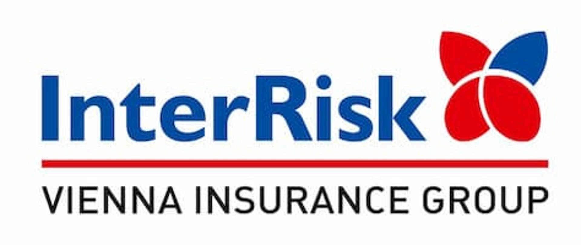 na białym tle niebieski napis InterRisk obok z prawej strony logo firmy ubezpieczeniowej, pod napisem czerwona linia a pod nią napis drukowanymi czarnymi literami Vienne Insurance Group.