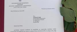 W centralnej części zdjęcia znajduje się list z nominacją Ministra Kultury i Dziedzictwa Narodowego, profesora Piotra Glińskiego dla nowo wybranego dyrektora.