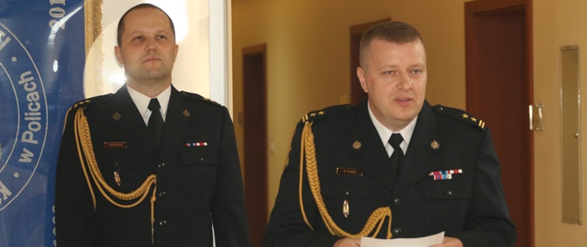 Zdjęcie przedstawia komendantów Komendy Powiatowej Straży Pożarnej w Policach