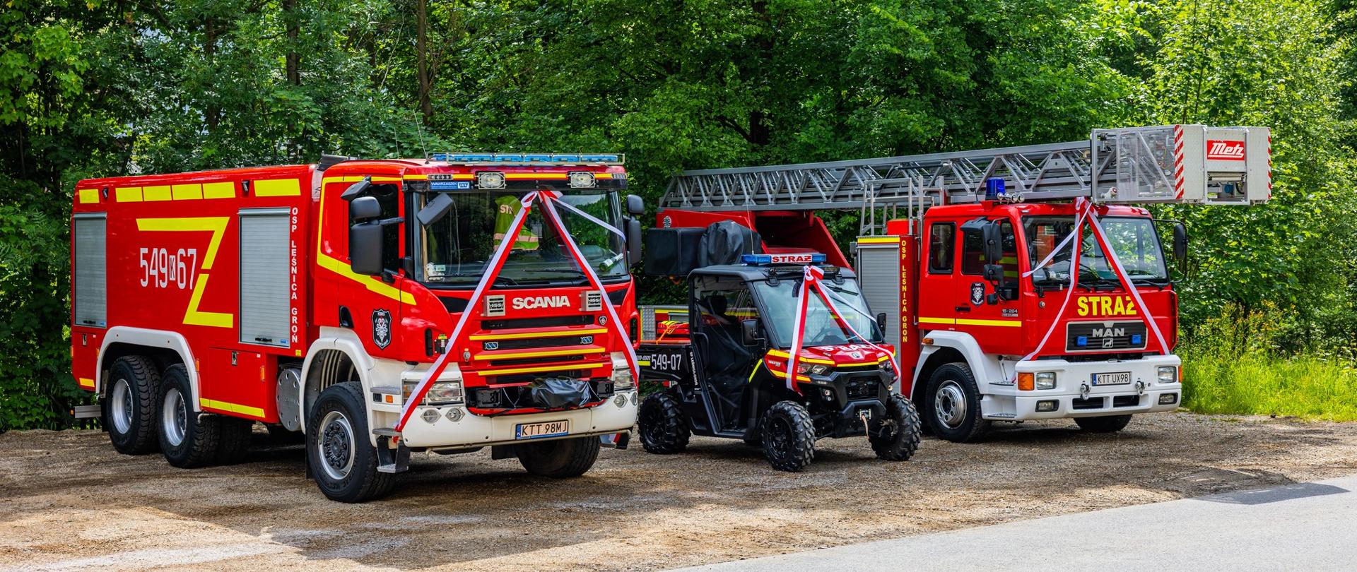 Zdjęcie przedstawia trzy pojazdy strażackie