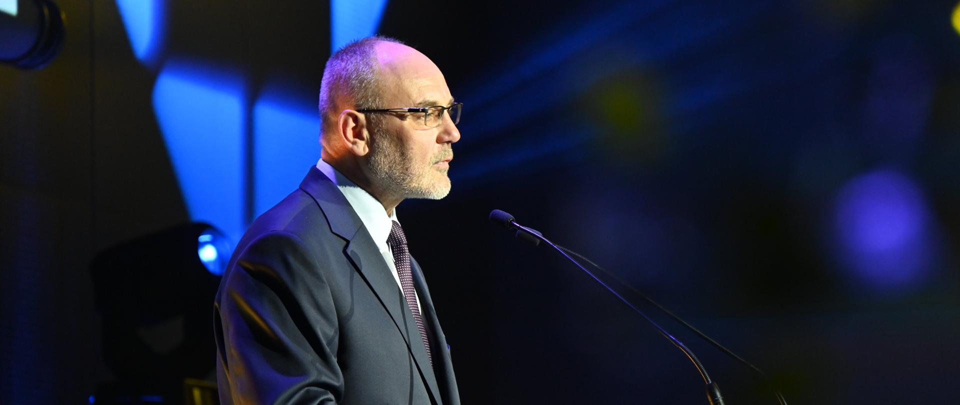 Wiceminister klimatu i środowiska Piotr Dziadzio przemawia