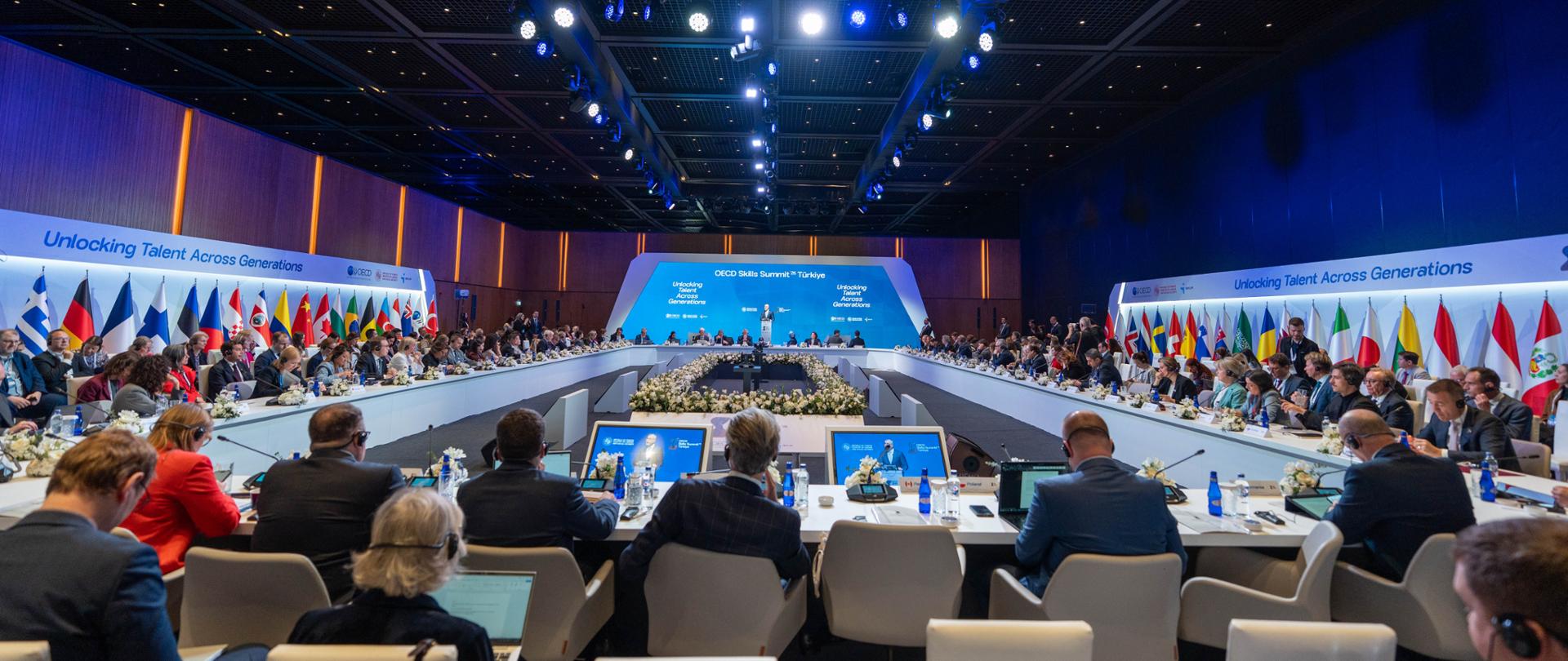 Zdjęcie przedstawia salę obrad Skills Summit 2026 w Stambule. Przy prostokątnym stole siedzą wszyscy przedstawiciele państw członkowskich.