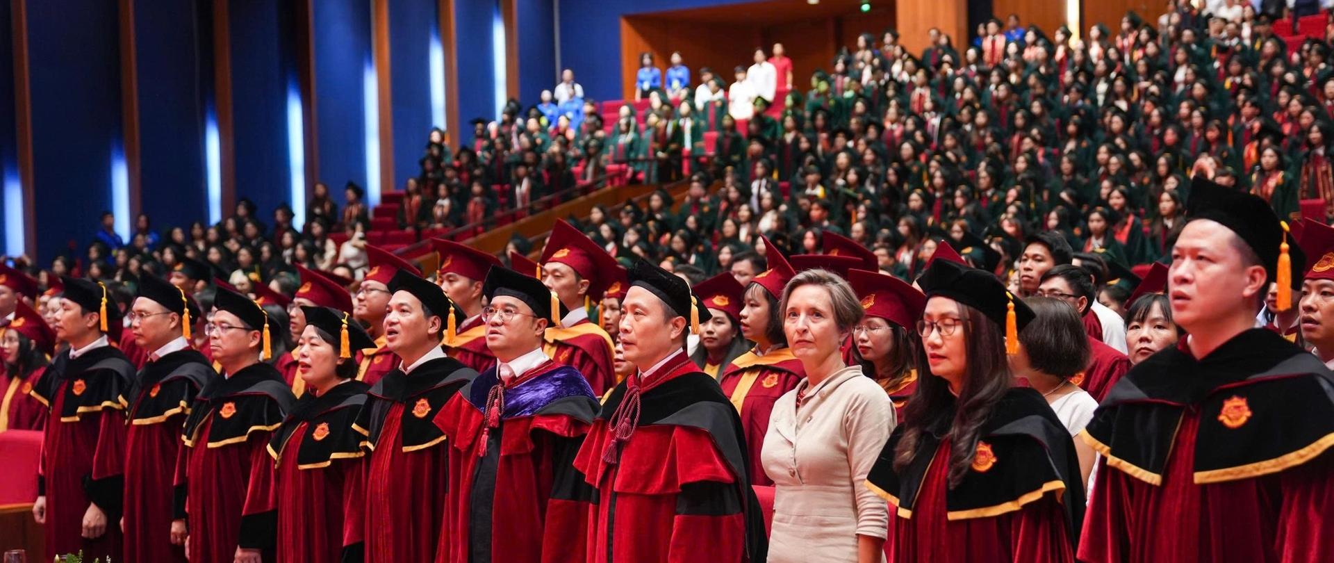 Uroczystość wręczenia dyplomów Uniwersytetu Ekonomii i Biznesu – Uniwersytetu Narodowego w Hanoi 