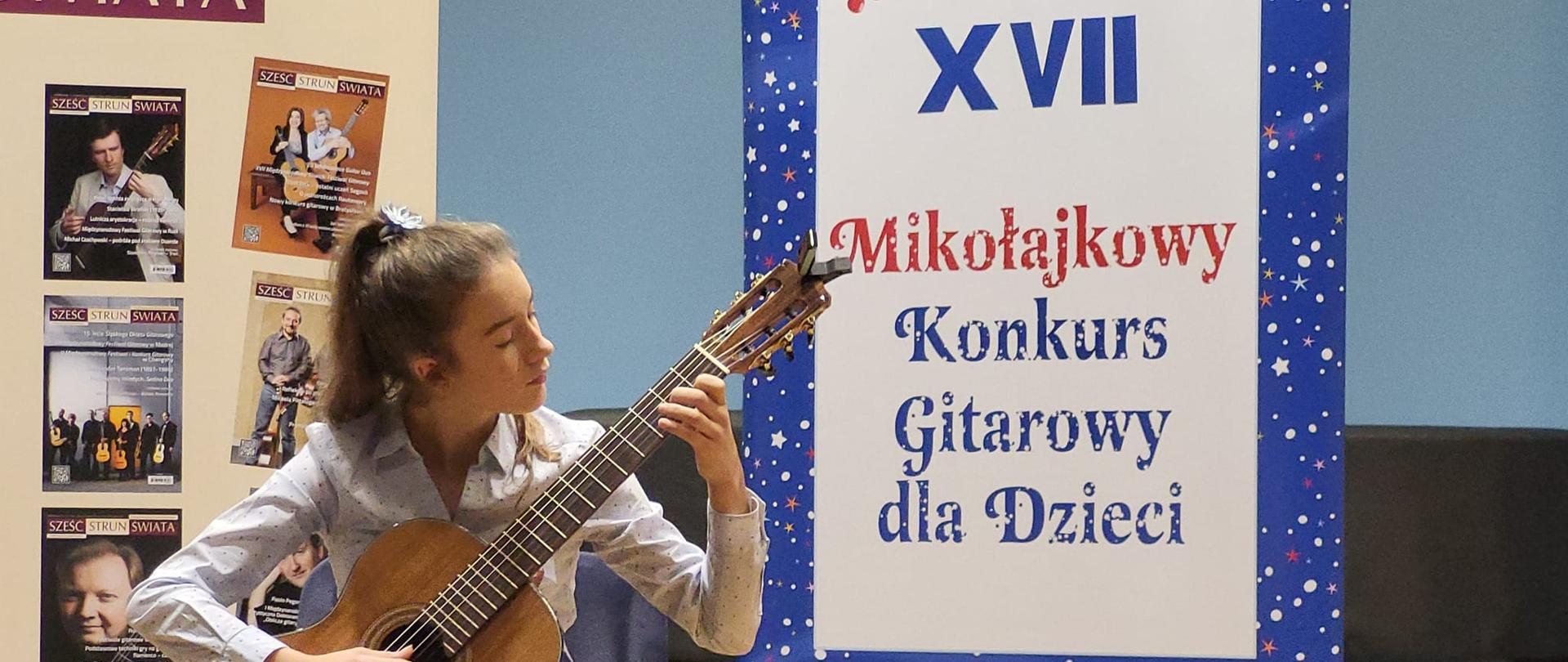 Dobrawa Wers-Skawina gra na gitarze podczas XVII Mikołajkowego Konkursu Gitarowego dla Dzieci w szkole muzycznej w Rybniku - 09 grudnia 2023
