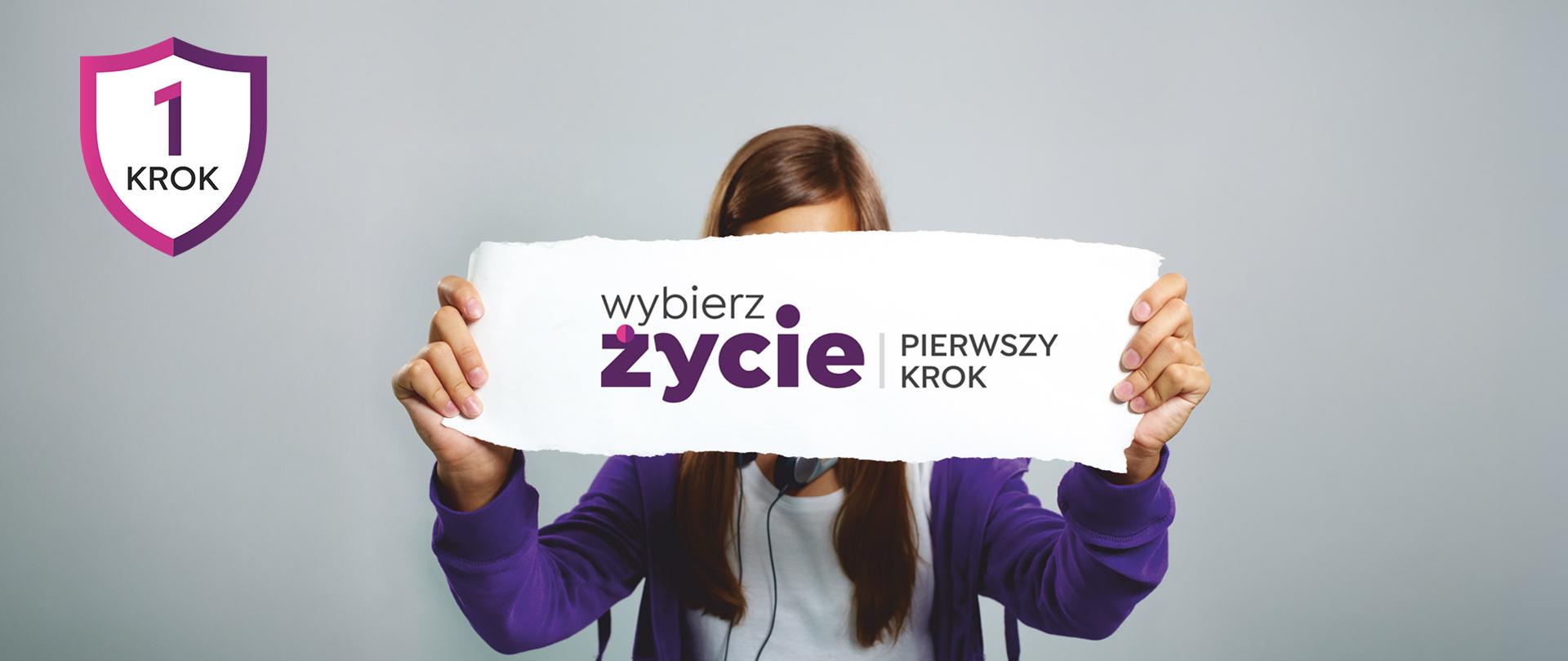 Kobieta trzymająca transparent z napisem Wybierz życie - pierwszy krok