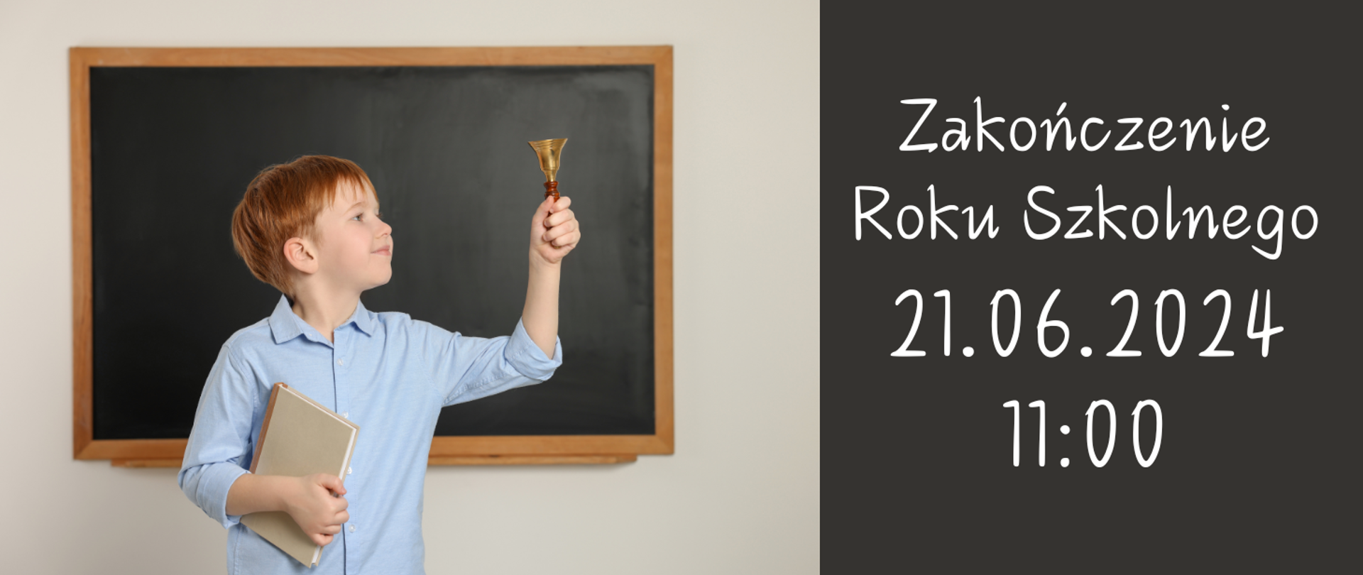 Na zdjęciu uczeń z dzwonkiem w ręku. W tle tablica. Zakończenie roku szkolnego 21.06.2024r. godz. 11.00
