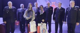 2 strażaków PSP 3 druhów OSP samorządowiec i 2 laureatki konkursy pozują do zdjęcia