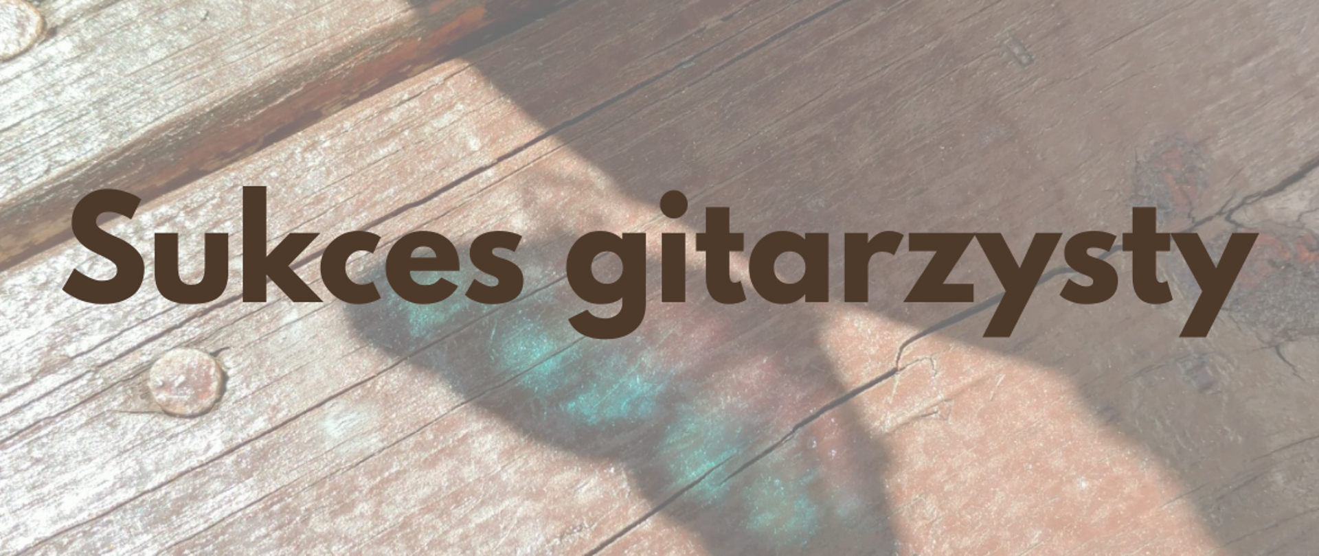 Zdjęcie zawiera napis brązową czcionka sukces gitarzysty na tle jasnobrązowym z turkusowo-brązowym motylem