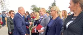 Wręczenie kwiatu i dyplomu przez DIAS
