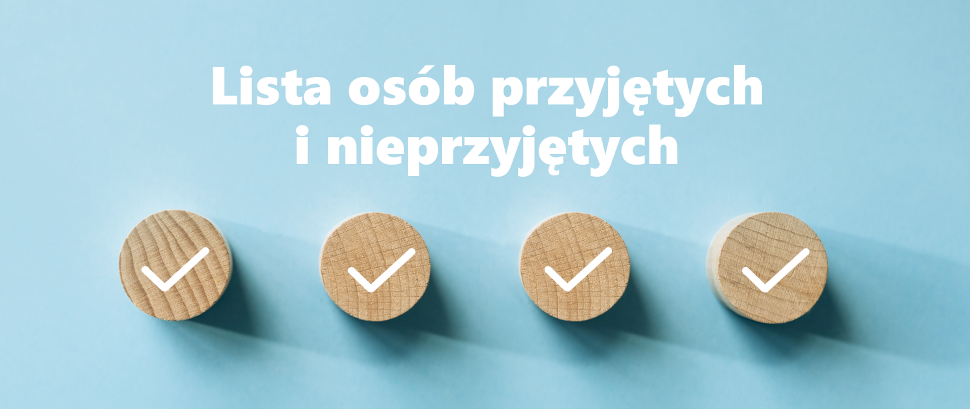 Grafika przedstawia na niebieskim tle napis "Lista osób przyjętych i nieprzyjętych" oraz cztery symbole fajki (znaku wyboru) na drewnianych korkach.