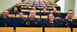 Zdjęcie grupowe na którym są zaproszeni goście, kadra dydaktyczna Uniwersytetu Medycznego w Poznaniu oraz grupa strażaków biorących udział w kursie.