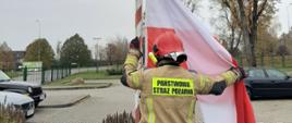 Zdjęcie przedstawia uroczyste wciągnięcie flagi na maszt.