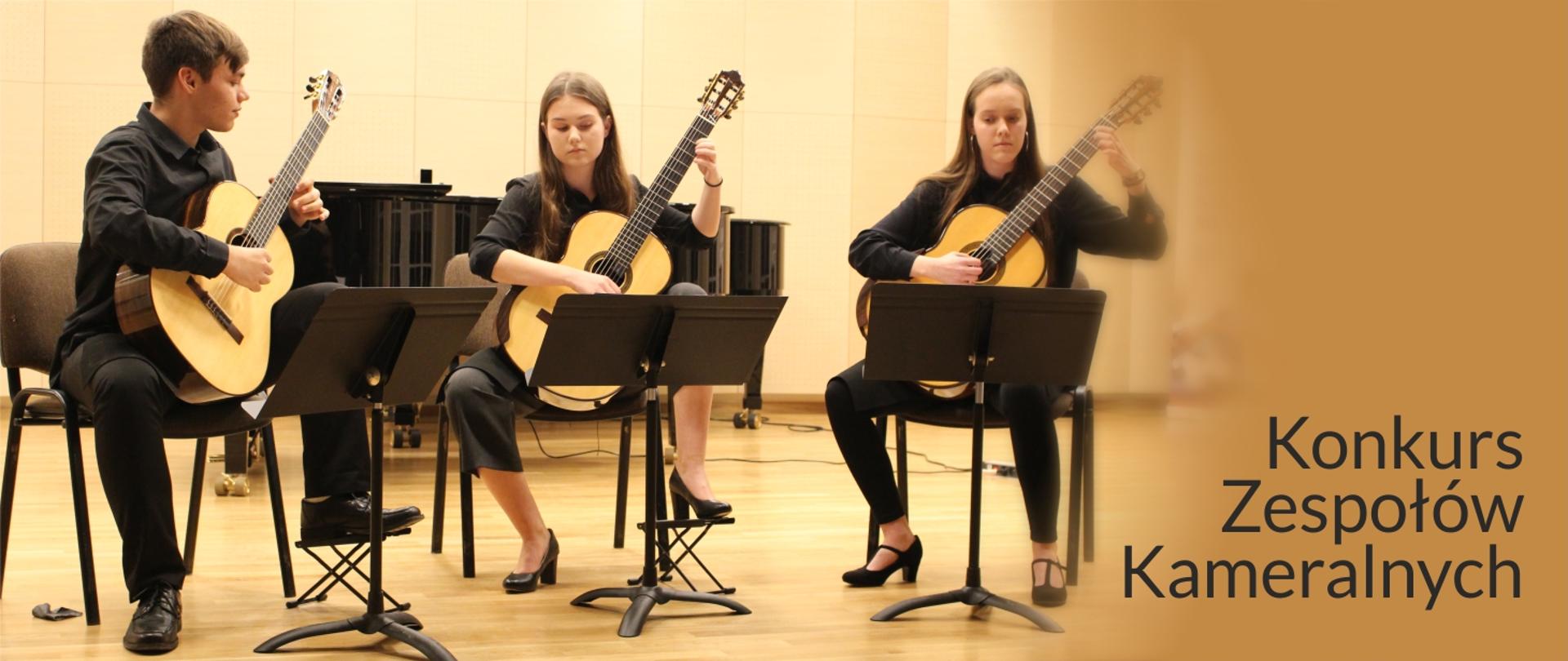 Zdjęcie przedstawia zespół gitarowy i prezentuje napis Konkurs Zespołów Kameralnych