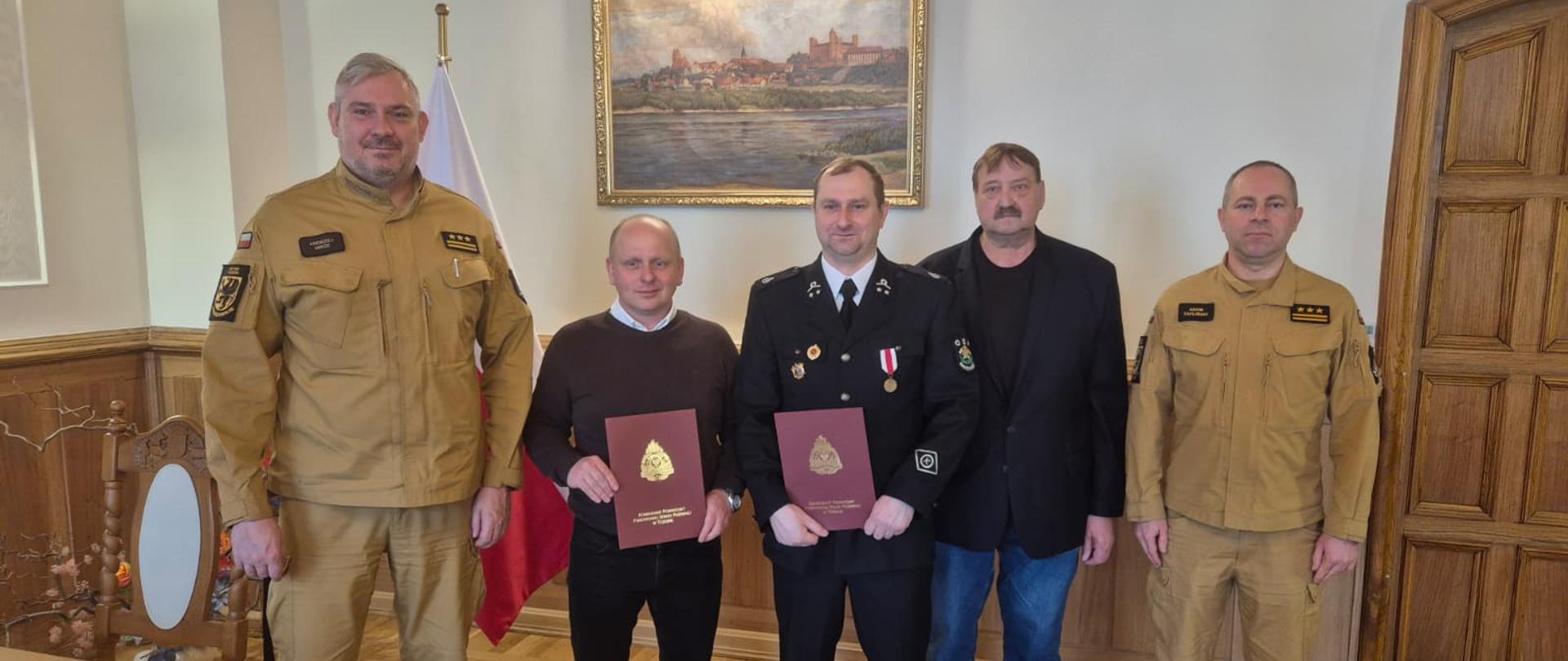 Gabinet w UMiG Gniew - Na zdjęciu od lewej - Komendant Powiatowy, Burmistrz, Naczelnik OSP Rakowiec, Prezes ZMGOSP RP, Zastępca Komendanta.