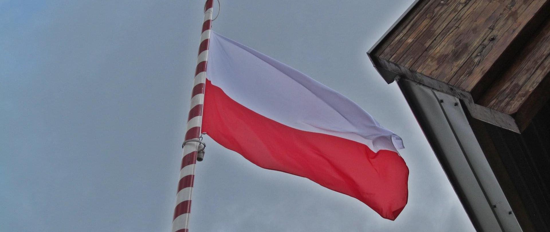 Flaga Polski na maszcie 