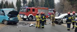 Strażacy oraz rozbite samochody a także samochody pożarnicze.