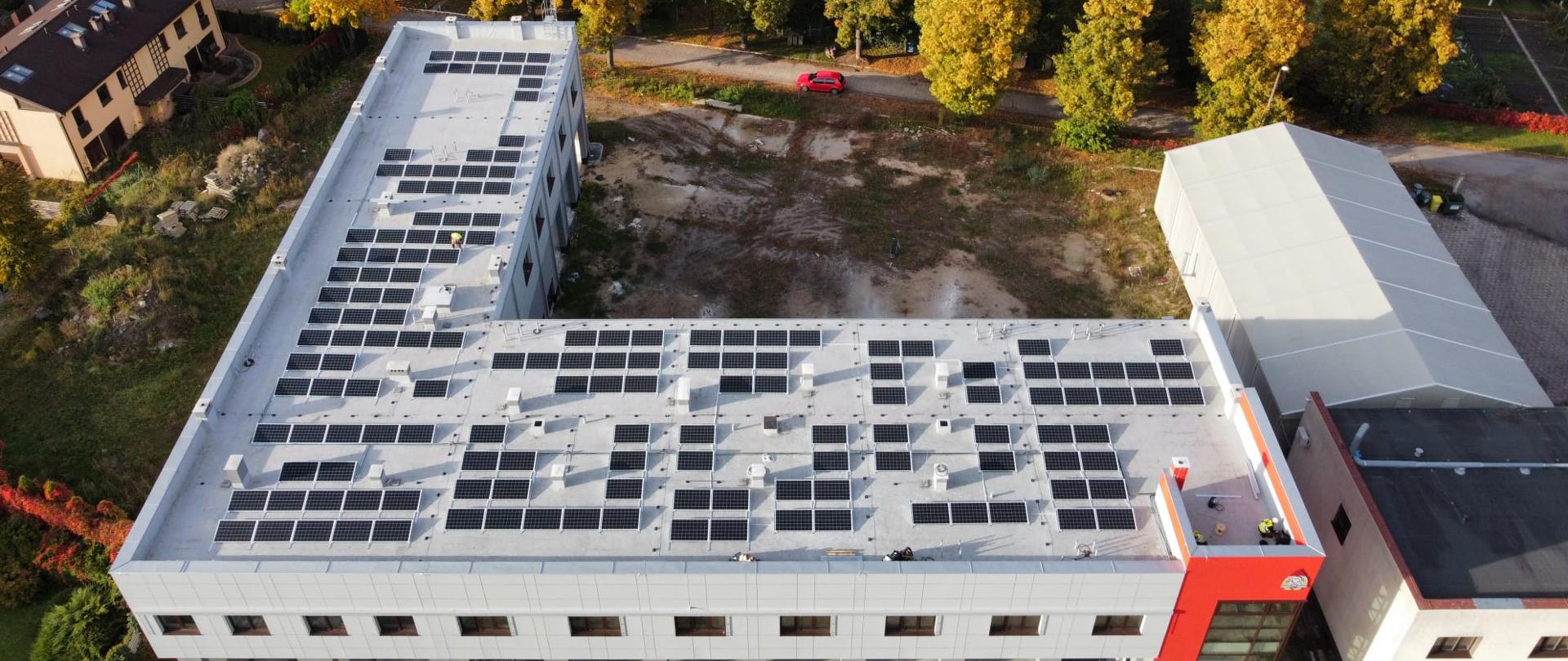 Na zdjęciu widnieje instalacja fotowoltaiczna na dachu budynku KP PSP w Pile