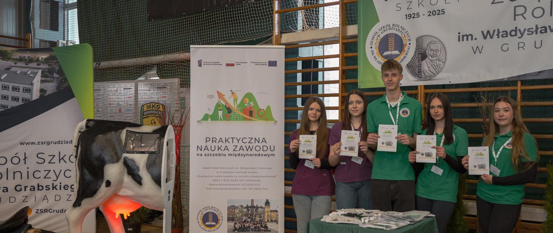 Fotografia 1 przedstawia grupę uczniów zajmujących się rekrutacją do projektu: Praktyczna nauka zawodu na szczeblu międzynarodowym