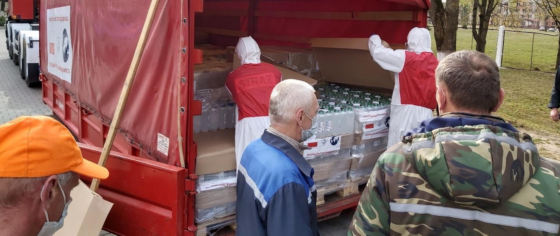 Rozładowanie ciężarówek z Polski z materiałami do walki z COVID19 w Grodnie