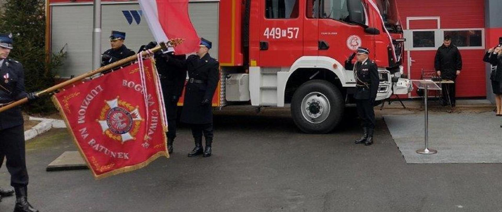 Przekazanie samochodu ratowniczo – gaśniczego dla OSP Zimna Brzeźnica - salut do sztandaru