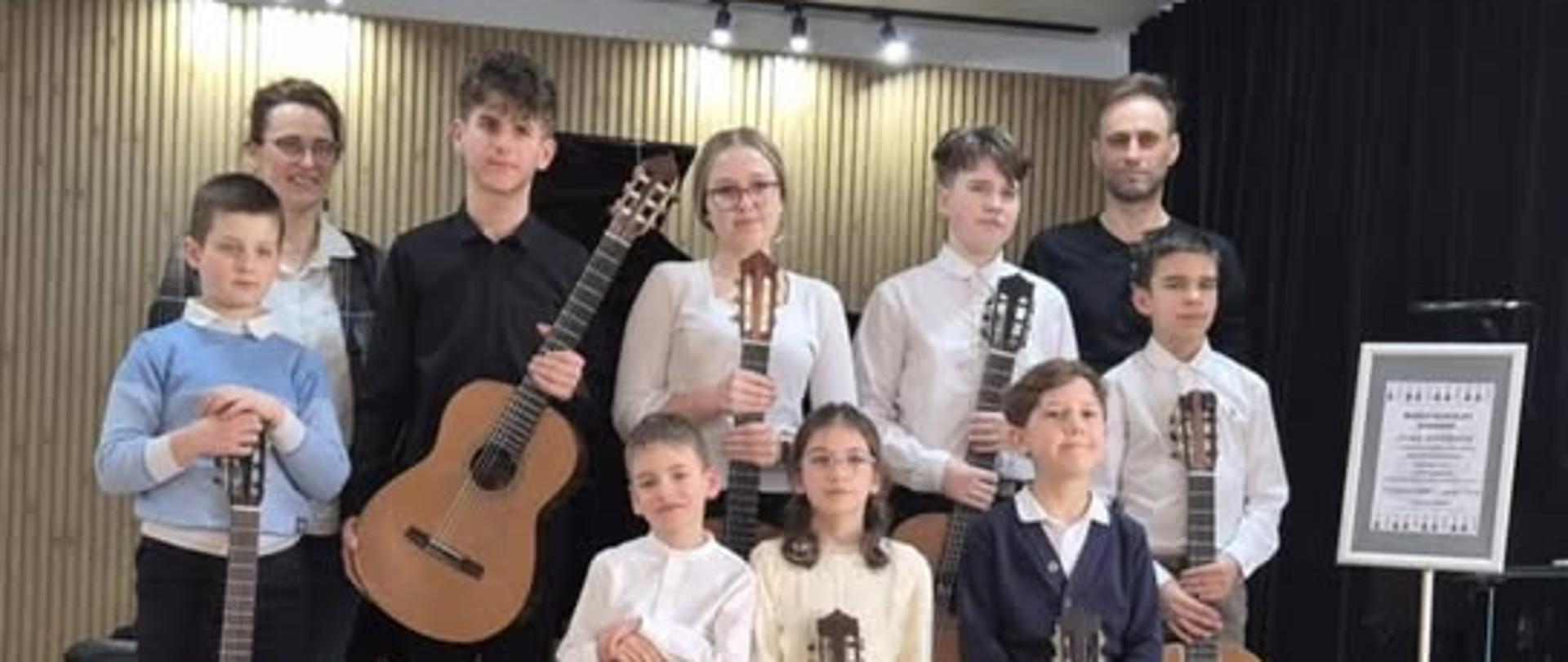 Galeria 9 zdjęć - uczniowie grają na gitarze na Koncercie Gitarowym pt. "Przed Gitariadą" 21 marca 2026