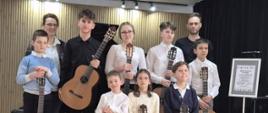 Uczniowie grają na gitarze na Koncercie Gitarowym pt. "Przed Gitariadą" 21 marca 2026