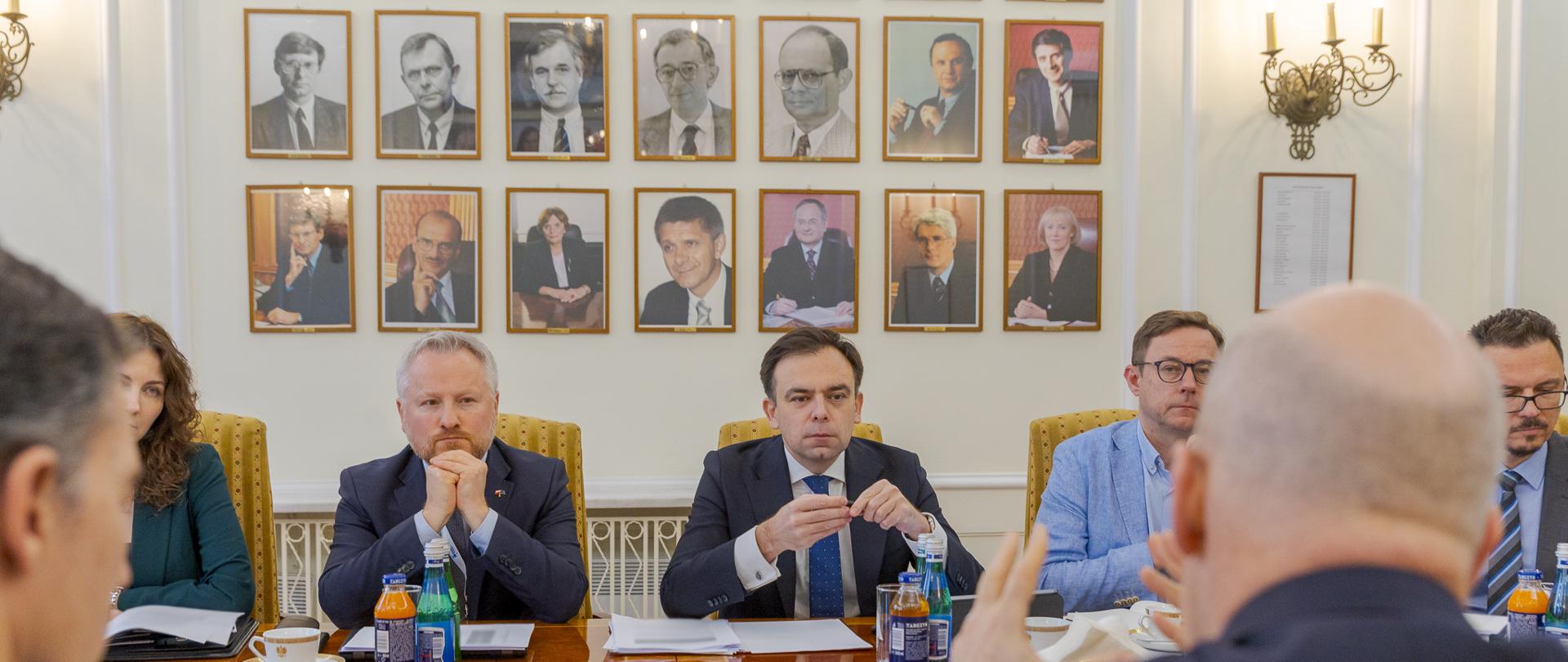 Minister finansów i gospodarki Andrzej Domański oraz podsekretarz stanu Jurand Drop podczas obrad.