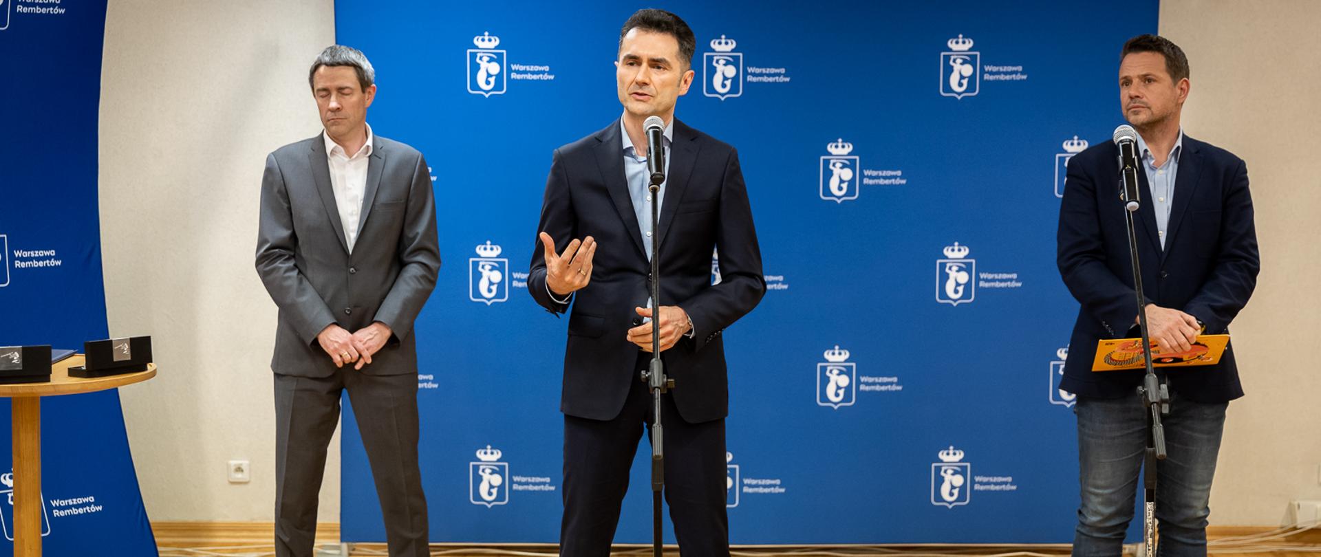 Prezes Zarządu PKP Polskich Linii Kolejowych SA Piotr Wyborski, wiceminister infrastruktury Piotr Malepszak oraz prezydent Warszawy Rafał Trzaskowski