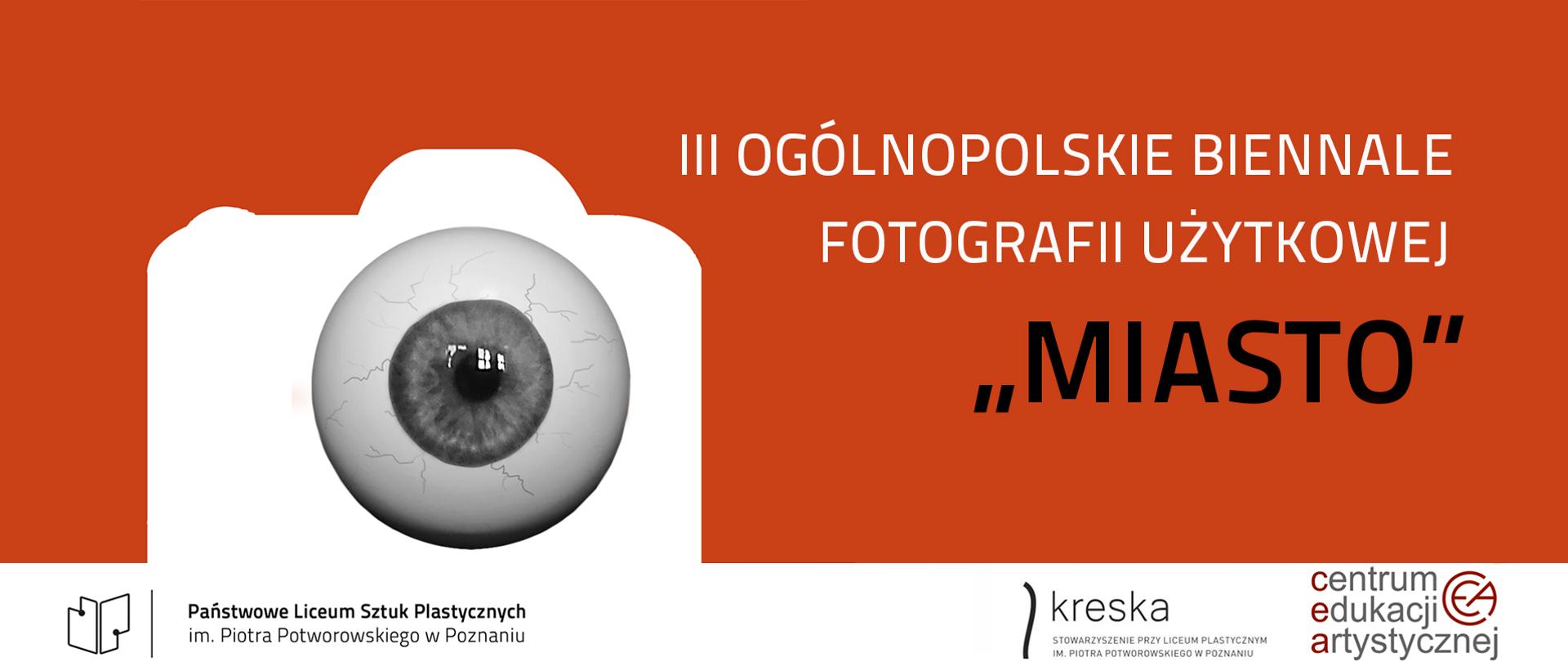 do banera: na pomarańczowym tle znajduje się biała sylweta aparatu
fotograficznego z gałką oczną zamiast obiektywu. Napis Trzecie
Ogólnopolskie Biennale fotografii Użytkowej MIASTO. W dolnej części
umieszczono logotypy PLSP w Poznaniu, Stowarzyszenia KRESKA, Centrum
Edukacji Artystycznej.