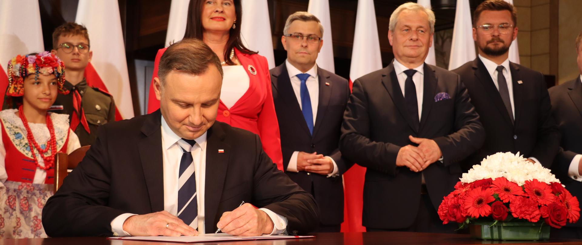 Podpisanie ustawy z dnia 12 maja 2022r. o ustanowieniu Narodowego dnia Powstań Śląskich w obecności Wojewody Opolskiego 