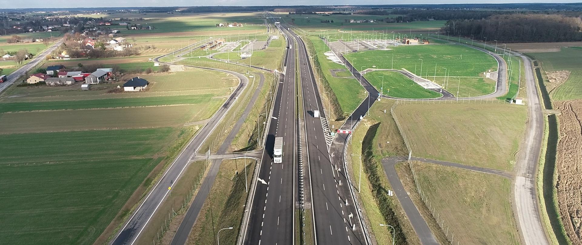 Widok znad drogi ekspresowej S19 na MOP-y, Obroki Wschód i Zachód, które wkrótce udostępnimy.