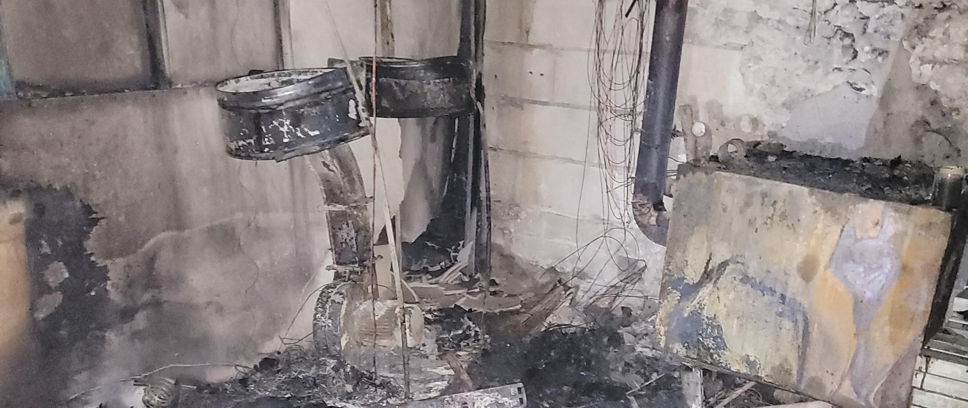 Na zdjęciu widać wnętrze pomieszczenia w lakierni proszkowej gdzie wybuchł pożar.