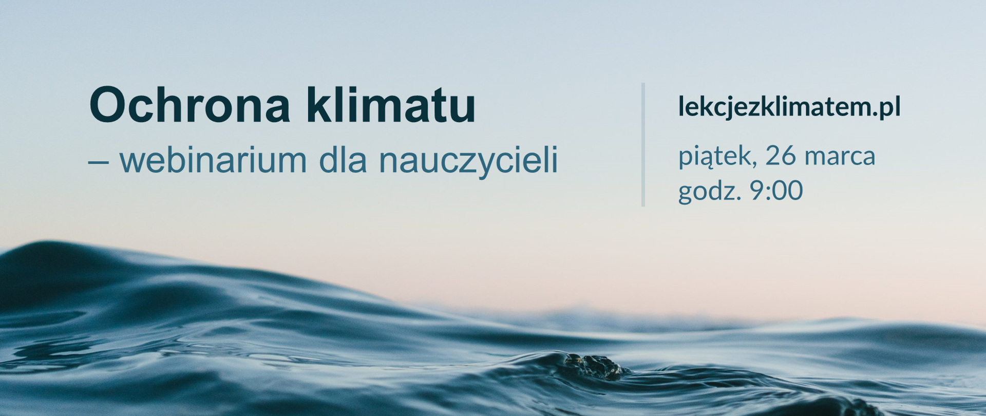 Na grafice zbliżenie na falę morską. Po lewej stronie napis Ochrona klimatu - webinarium dla nauczycieli. Obok pozioma linia i napis lekcjezklimatem.pl piątek, 26 marca godz. 9:00. Na dole grafiki logotyp Ministerstwa Edukacji i Nauki.
