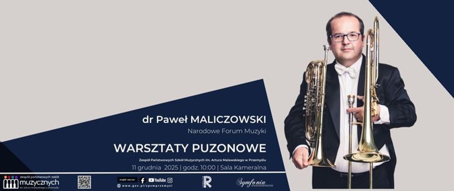 Plakat reklamujący warsztaty puzonowe. Po prawej stronie stoi elegancko ubrany muzyk trzymający dwa puzony. Po lewej znajduje się ciemnoniebieskie tło z informacjami o wydarzeniu: termin, godzina, miejsce oraz dane organizatorów i prowadzącego. Na dole widoczne są logotypy instytucji oraz ikony mediów społecznościowych.