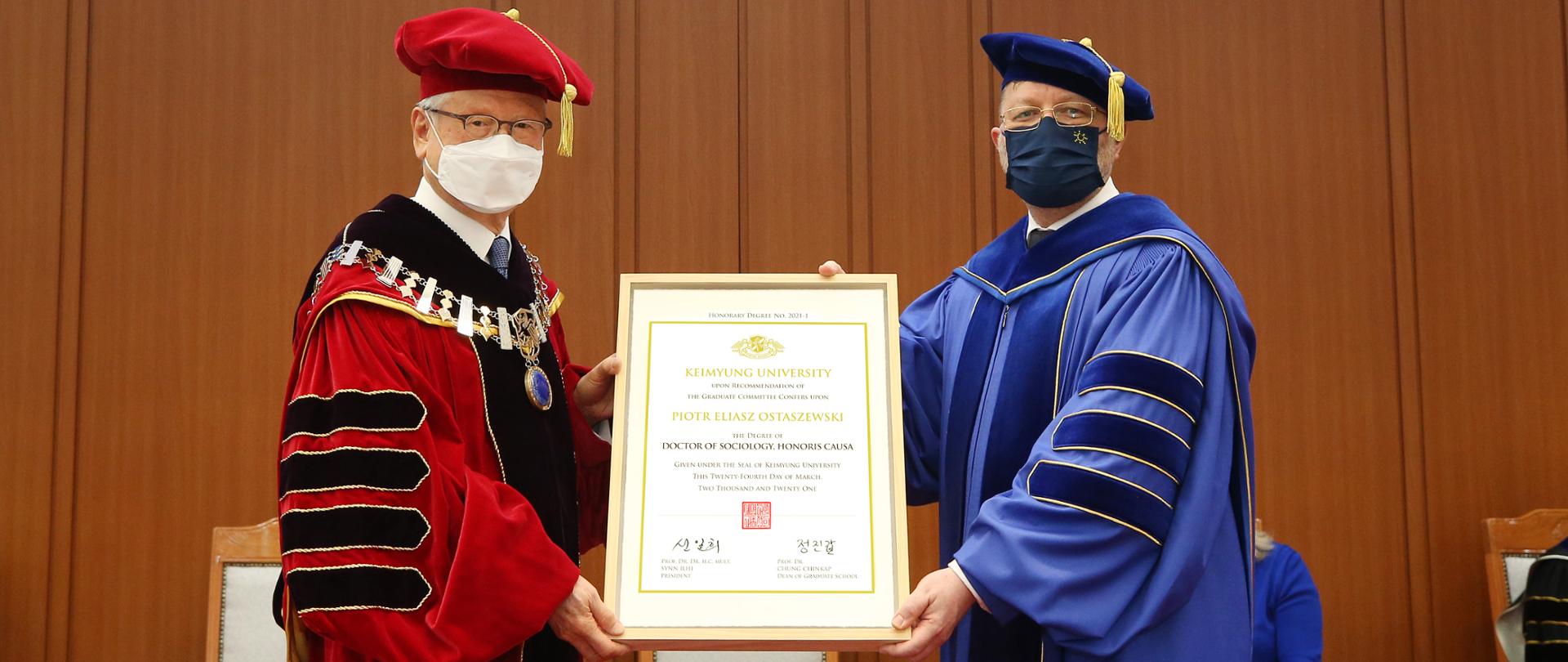 Tytuł honoris causa dla Ambasadora Piotra Ostaszewskiego