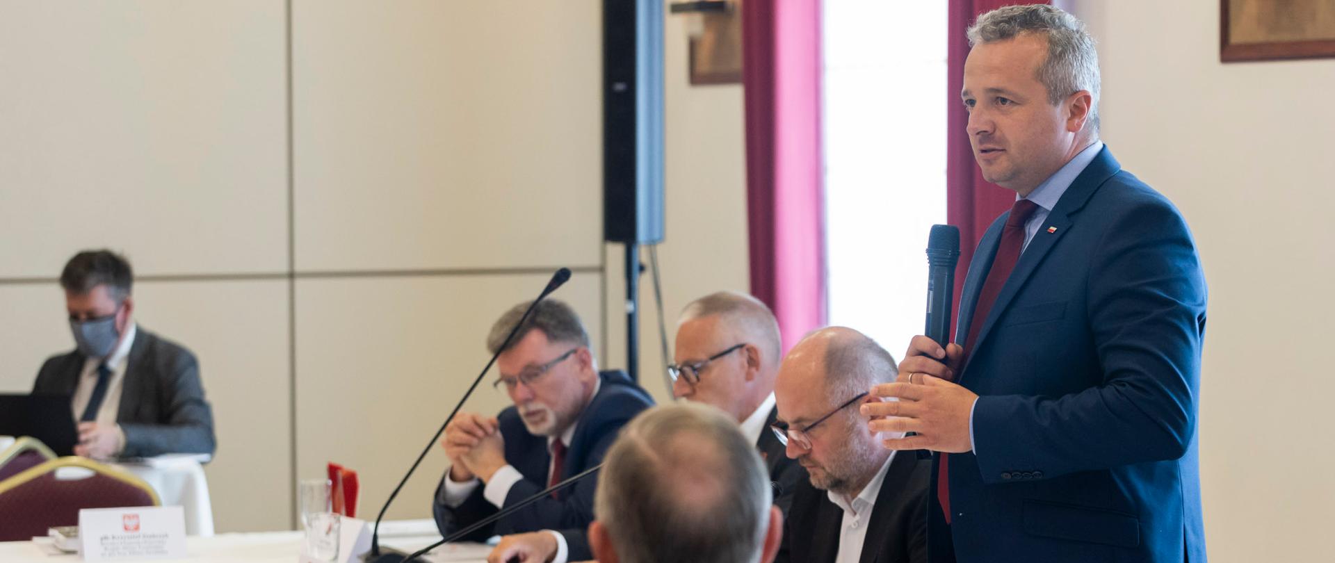 Konwent Powiatów Województwa Kujawsko-Pomorskiego. Przemawia Wojewoda Kujawsko-Pomorski. 