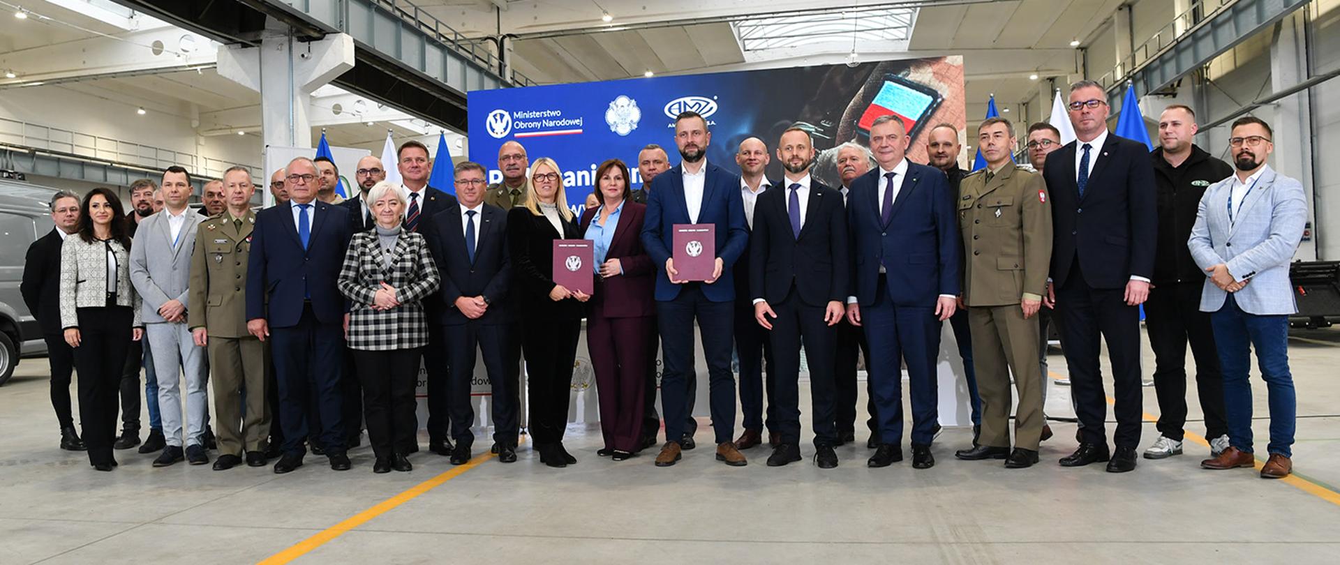 W czwartek, 30 października br. w zakładach AMZ-KUTNO S.A., Władysław Kosiniak - Kamysz, wicepremier, minister obrony narodowej oraz Paweł Bejda, sekretarz stanu w MON uczestniczyli w uroczystości podpisania umowy pomiędzy Agencją Uzbrojenia a AMZ-KUTNO S.A. na dostawy blisko 250 samochodów sanitarnych wielonoszowych.