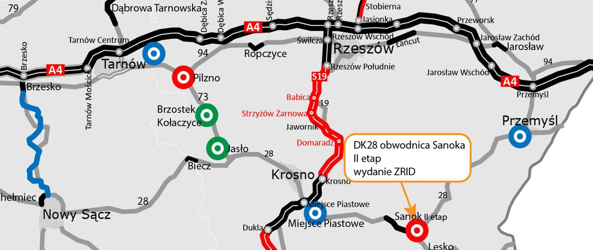 Mapa województwa podkarpackiego i okolic z zaznaczonymi drogami krajowymi i ekspresowymi. Odcinki S19 w budowie są pokazane na czerwono, istniejące na czarno, a planowane na niebiesko. W rejonie Sanoka oznaczono czerwonym kółkiem miejsce wydania decyzji ZRID dla II etapu obwodnicy Sanoka. Widać również inne miasta, takie jak Rzeszów, Krosno, Jasło, Przemyśl i Tarnów.