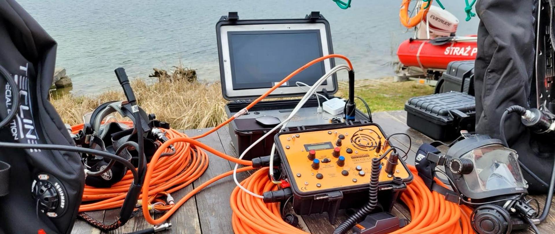 Urządzenie Novasub Thetis-C1 z podłączonymi kablolinami oraz urządzenie Scantek SeaVision PRO.