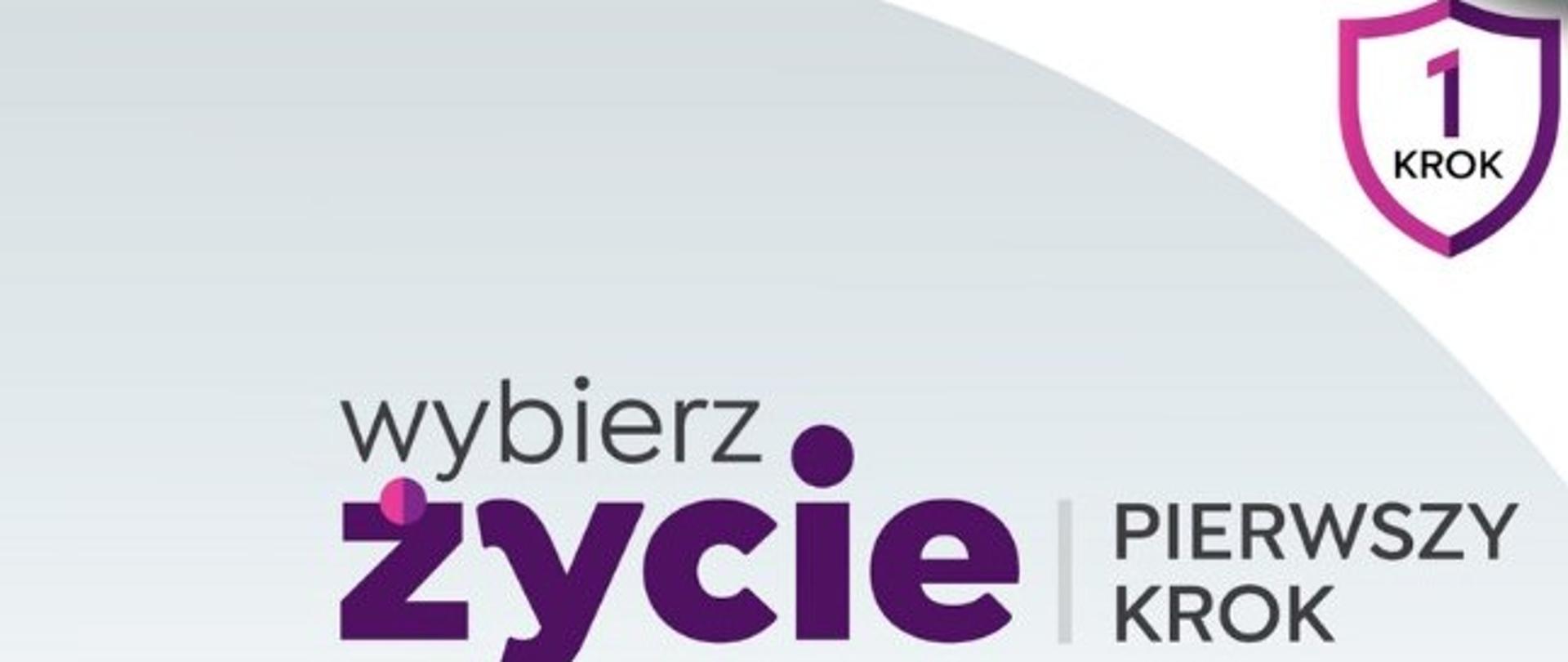 Prostokątna grafika gdzie w górnym prawym rogu jest fioletowy kontur tarczy szkolnej z białym tłem wewnątrz i w centralnym położeniu cyfra 1, a pod nią napis "krok" co daje zwrot: "pierwszy krok". Cały kontur z napisami, od lewej do połowy ma jaśniejszą barwę fioletu. W pozostałej części grafiki centralno-dolnej napisy w czarnych i fioletowych barwach: "wybierz życie | pierwszy krok".