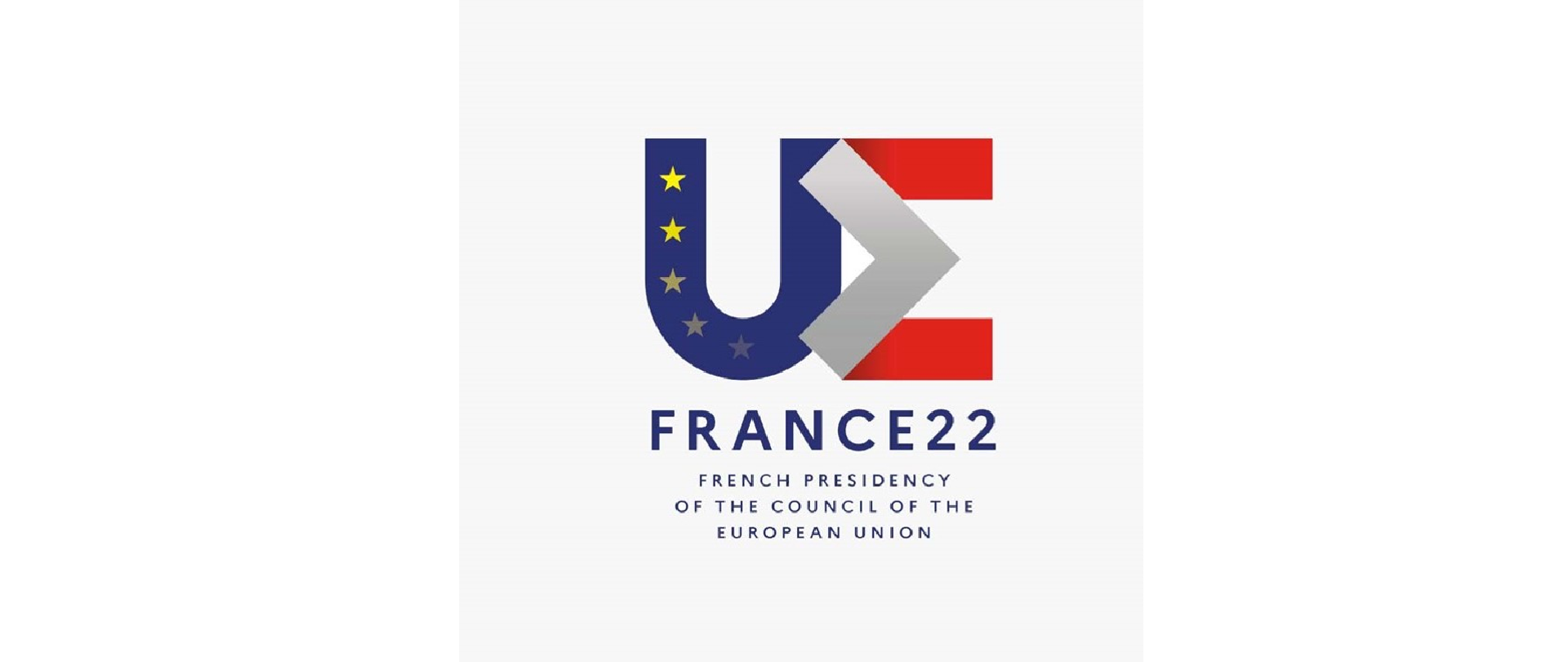 Logo złożone jest z dwóch liter U i E. Liter U jest granatowa i ma narysowanych 5 żółtych gwiazdek. Litera E jest szaro-czerwona. Pod spodem napis "french presidency of the council of the European Union"