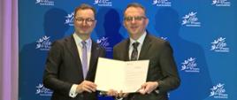 Na zdjęciu widać Wiceprezesa Narodowego Funduszu Ochrony Środowiska i Gospodarki Wodnej Sławomira Mazurka oraz dyrektora Instytutu Ochrony Środowiska- Państwowego Instytutu Badawczego Krystiana Szczepańskiego
