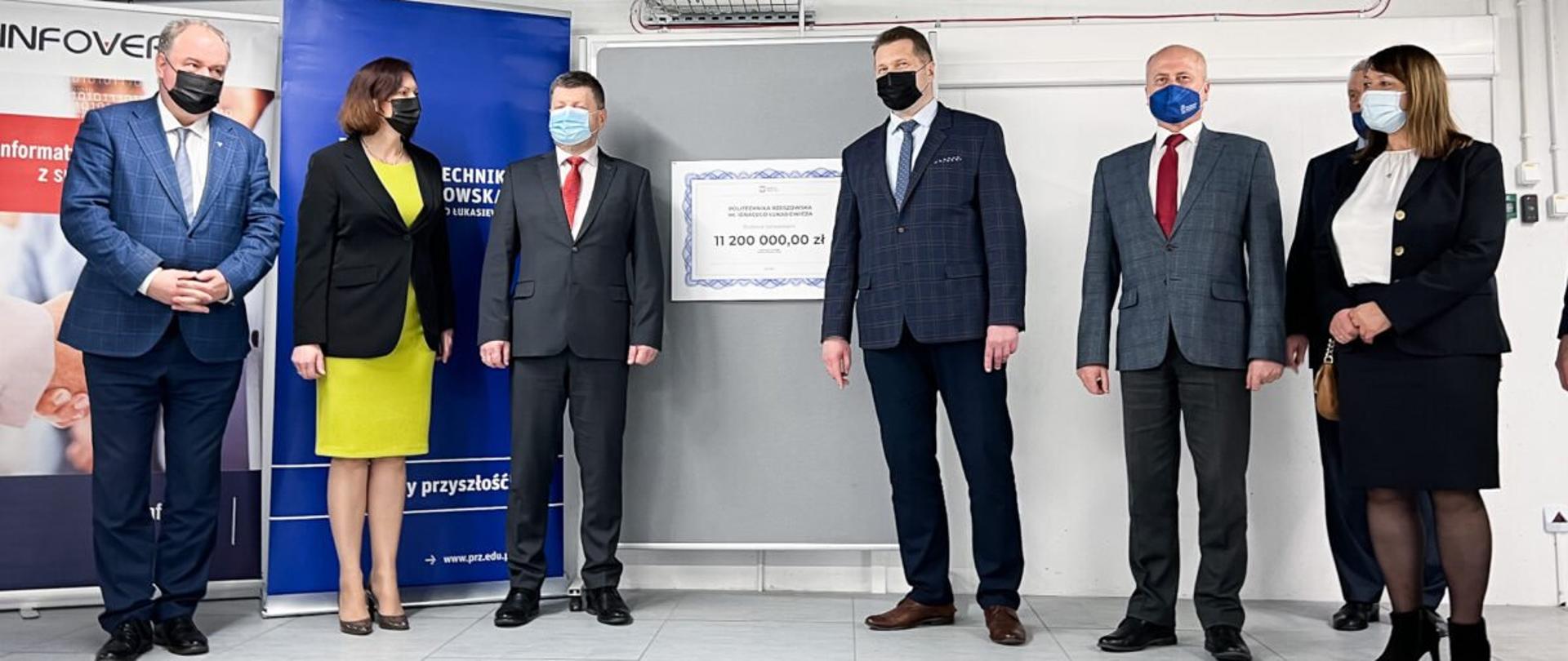 Minister Przemysław Czarnek z wizytą na Politechnice Rzeszowskiej, minister Przemysław Czarnek pozuje do zdjęcia z pracownikami Politechniki Rzeszowskiej w nowej serwerowni.