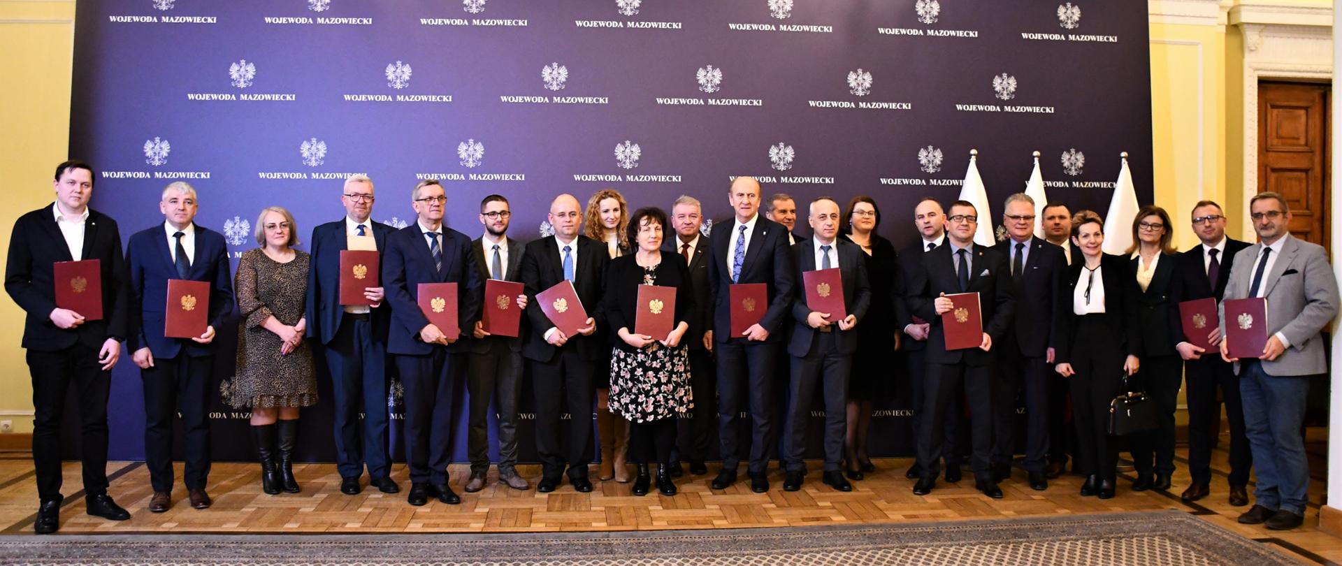 Uroczystość podpisania umów z przedstawicielami jednostek samorządu terytorialnego w ramach Funduszu Rozwoju Przewozów Autobusowych. II tura.